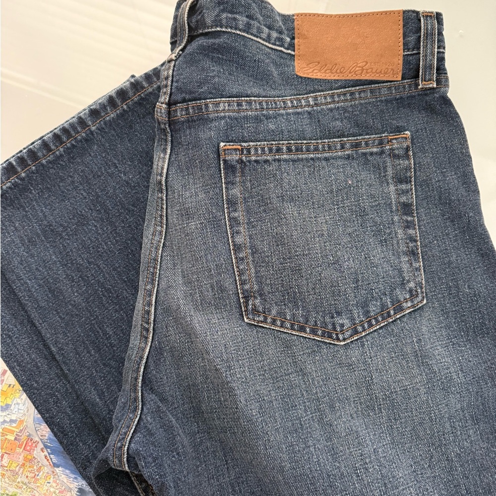 Eddie Bauer Men's Straight Leg Jeans in Medium Blue Wash - Picture 3 of 3